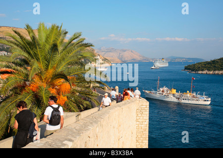 Camminando lungo le mura della città vecchia di Dubrovnik, Repubblica di Croazia, Europa orientale Foto Stock