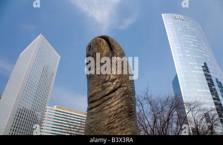 Le pouce pollice scultura di César Baldaccini e blocco a torre, nel quartiere degli affari La Defense Parigi Francia Europa Foto Stock