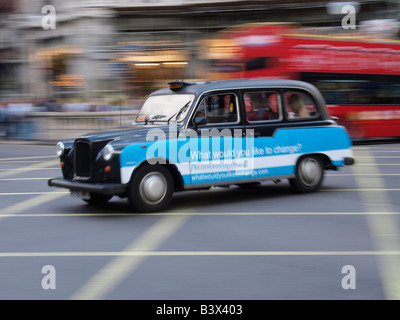 Londra taxi accelerando tra Oxford Circus con sfondo sfocato Foto Stock