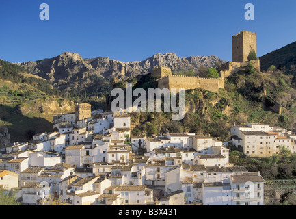Yedra Castle e la città di Cazorla in Sierra de Cazorla dal Balcon del Pintor Zabaleta Andalusia Jaen Provincia Spagna Foto Stock