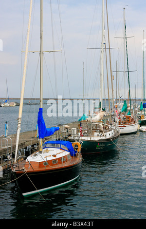 Barche a vela nel Lower Harbor Marquette sul lago Superior Michigan mi, dall'alto, da vicino, angolo basso nessuno verticale Stati Uniti ad alta risoluzione Foto Stock