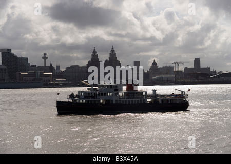 Il Traghetto Mesey Royal Iris avvicinando Seacombe piedi traghetto da Liverpool come una tempesta si avvicina Foto Stock