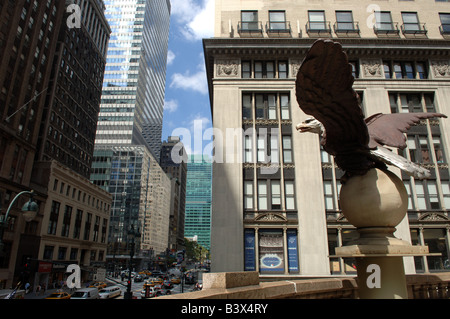 Eagle scultura su Park Avenue viadotto sabato 23 agosto 2008 Frances M Roberts Foto Stock