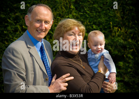 Nonni con il loro nipote ritratto in giardino Foto Stock