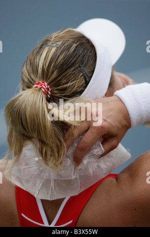 Tennis pro Nadia PETROVA (RUS) raffreddamento il suo collo con una confezione di ghiaccio. Foto Stock