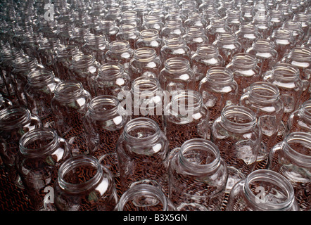 Bottiglie di vetro sulla linea di montaggio di un prodotto di vetro impianto di fabbricazione Foto Stock