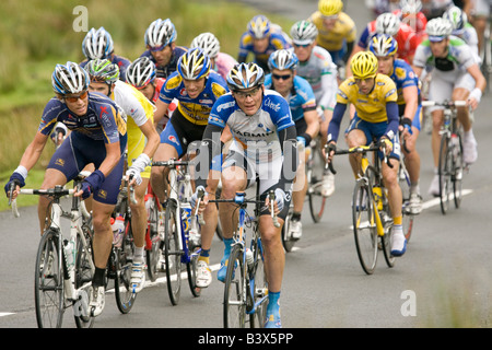 Sport UK tour della Gran Bretagna cycle race ciclista peloton climbing Mennock passano sul palco 7 Dumfries and Galloway Scotland Regno Unito Foto Stock