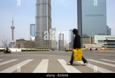 Uomo con borse per lo shopping. Oriental Pearl Tower, Torre di Jin Mao e il World Financial Center di Shanghai. Il Pudong, Shanghai, Cina Foto Stock