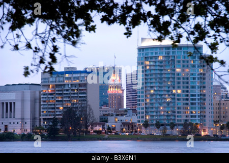 Vista del punto di riferimento Oakland Tribune Building da tutto il Lago Merritt in un giorno di tempesta. Foto Stock