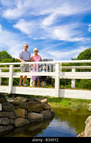 Nonni con il nipote in piedi su un piccolo ponte Foto Stock