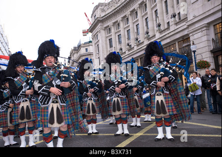 Scottish bagpipers band di eseguire durante il Regent Street Festival London W1 REGNO UNITO Foto Stock