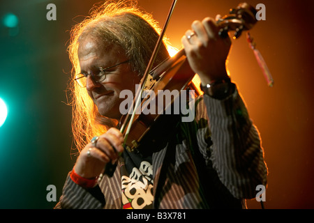 Chris Leslie di Fairport Convention suona il violino sul palco del 2008 Cropredy Festival Foto Stock