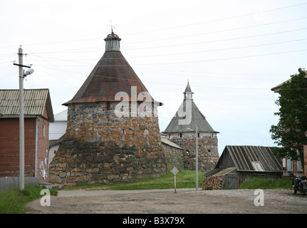 Saint Nicholas' e Korozhnaya torri del monastero di Solovetsky sulle isole Solovetsky nel Mar Bianco, Russia Foto Stock