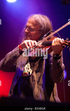 Chris Leslie di Fairport Convention suona il violino sul palco del 2008 Cropredy Festival Foto Stock