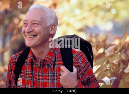 Uomo Senior escursionismo con zaino Foto Stock