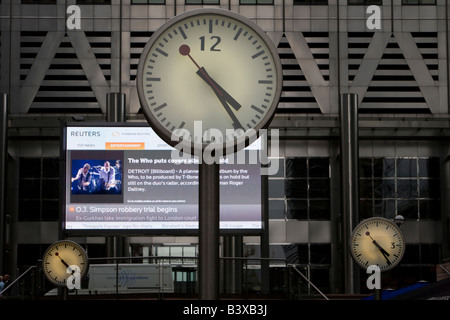 3 Street orologi, tutti e tre i che mostra a 4:25 Foto Stock