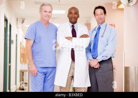 I medici in piedi in un corridoio di ospedale Foto Stock
