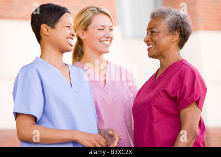 Gli infermieri in piedi al di fuori di un ospedale Foto Stock