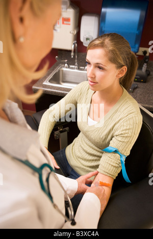 Giovane donna con sangue di prova fatto Foto Stock