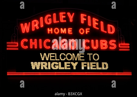 Chicago's Wrigley Field storico segno al Neon di notte Foto Stock