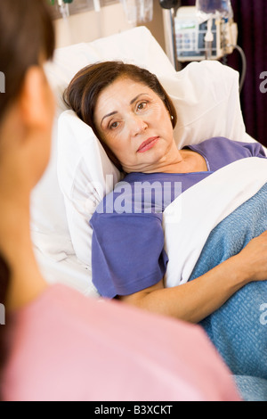 Paziente sdraiato nel letto di ospedale Foto Stock