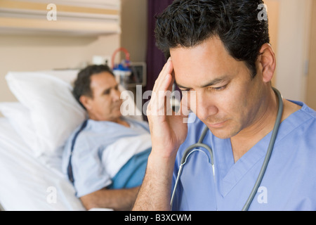 Medico cercando frustrati nella sala pazienti Foto Stock