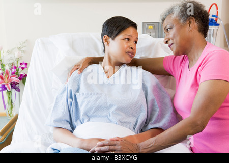 Madre e figlia guardando ogni altro in ospedale Foto Stock