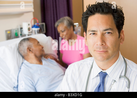 Dottore in piedi nella stanza di ospedale Foto Stock
