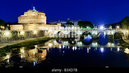 Castel Sant'Angelo Roma di notte. Panorama Foto Stock