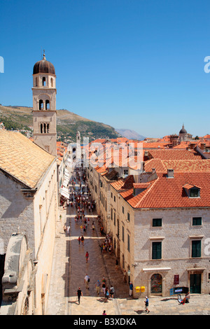 Il monastero francescano e la strada principale Stradun nella città vecchia di Dubrovnik, la Repubblica di Croazia, Europa orientale Foto Stock