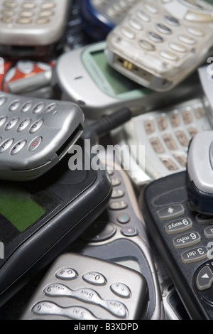 Pila di usato Telefoni cellulari Foto Stock