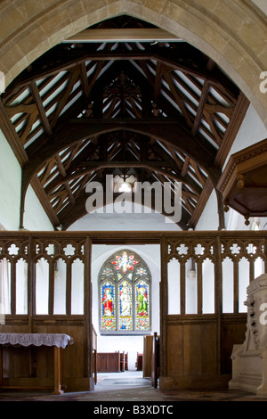 Tipico inglese Norman Village country chiesa interno alla chiesa di St.Mary,grande Bedwyn,Wiltshire, Inghilterra,Gran Bretagna,UK Foto Stock