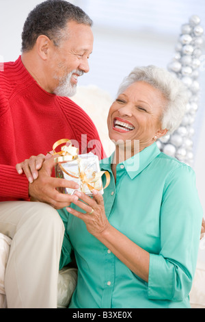 Coppia senior lo scambio di un regalo di Natale Foto Stock