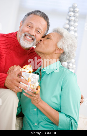 Coppia senior lo scambio di un regalo di Natale Foto Stock