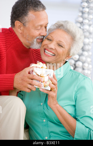 Coppia senior lo scambio di un regalo di Natale Foto Stock
