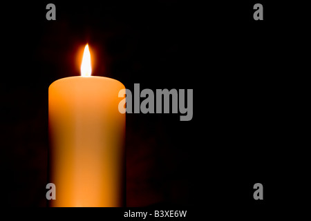 Candela su sfondo nero Foto Stock