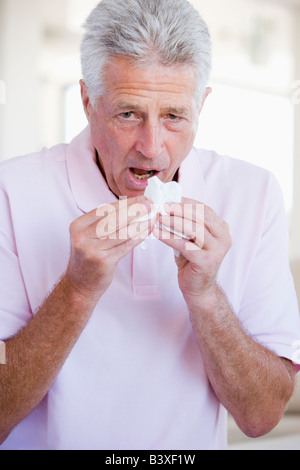 L'uomo soffia il naso Foto Stock