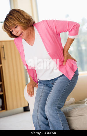 Donna con dolore alla schiena Foto Stock