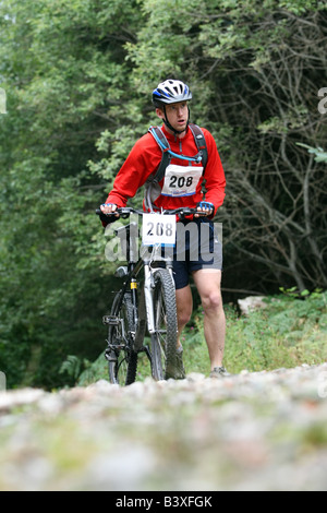 Ciclista competere nel primo Monster Duathlon sulla Great Glen modo attorno a Loch Ness, Highlands, Scotland, Regno Unito Foto Stock