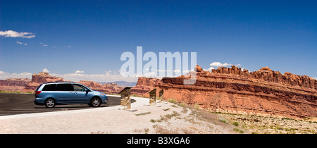 Mini van fermato in area di visualizzazione che si affaccia Spotted Wolf Canyon / San Rafael Reef in San Rafael si rigonfiano nello Utah. Foto Stock