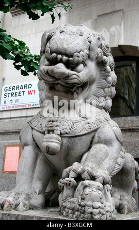 Chinatown, drago cinese guardie Gerrard Street, Westminster, London Foto Stock