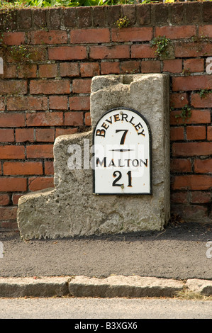 Primo piano di blocchi di montaggio cavallo passi e pietra miliare per Beverley e Malton Lund East Yorkshire Inghilterra Regno Unito GB Gran Bretagna Foto Stock