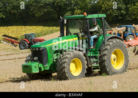 John Deere 8120 trattore a confronto di aratura, Indre-et-Loire, Francia. Foto Stock