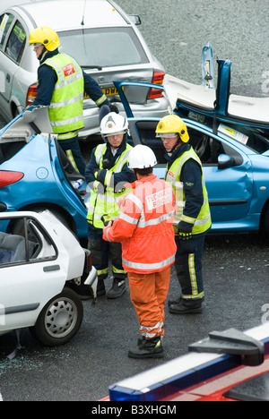 Servizi di emergenza che frequentano un brutto incidente stradale sulla autostrada m1 nelle Midlands, Regno Unito Foto Stock