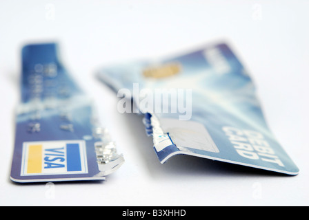 Carta bancaria strappato in due per distruggere e impedire il suo utilizzo Close up con il fuoco selettivo Foto Stock