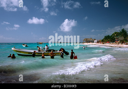 Feb 23, 2002 - Divers caricare i loro barca con attrezzature subacquee prima di uscire a Playa del Carmen in Messico. Foto Stock