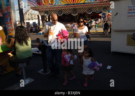 I visitatori di Coney Island celebrare la fine dell'estate il giorno della festa del lavoro Foto Stock