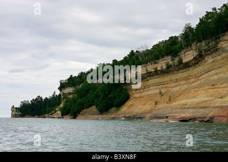 Castello dei minatori e rocce raffigurate sul lago superiore ad alta risoluzione orizzontale Foto Stock