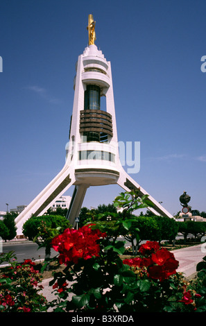 8 maggio 2006 - l'arco di neutralità con la statua dorata di Türkmenbaşy nella capitale turkmena di Aşgabat. Foto Stock