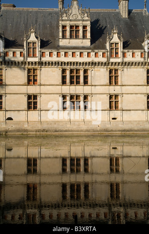 Facciata sud di Chataeu d Azay le Rideau refflected nel fiume Indre nel pomeriggio di sole nella Valle della Loira in Francia Foto Stock